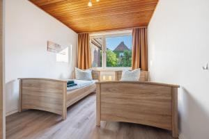 two beds in a room with a window at Ferienwohnung am Fährhafen in Neu Darchau