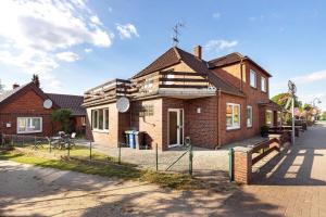 a brick house with a fence in front of it at Ferienwohnung am Fährhafen in Neu Darchau