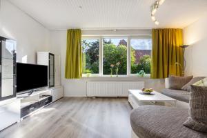 a living room with a flat screen tv and a couch at Ferienwohnung am Fährhafen in Neu Darchau