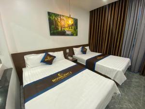 a hotel room with two beds in a room at Moonknight 2Hotel in Sầm Sơn
