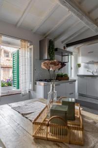a kitchen with a table and some chairs and a table sidx sidx at Il Nido in Buonconvento