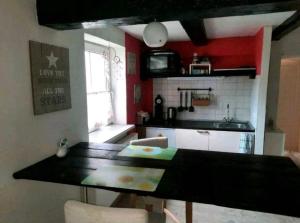 a kitchen with a black counter top in a room at Abendsonne in Wurster Nordseeküste