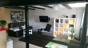 a living room with a couch and a table at Abendsonne in Wurster Nordseeküste