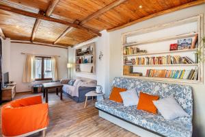 a living room with a couch and a table at La lechuga azul in Güéjar-Sierra