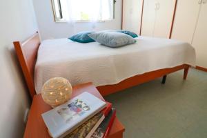 a bedroom with a bed and a table with a bed sidx sidx sidx at Elegante "casa Karm" 6 posti in Otranto