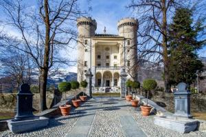 a castle style building with potted plants in front of it at Antirouille Casa Vacanze in Aymavilles