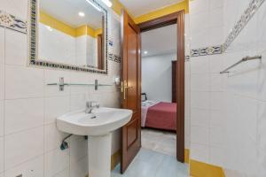 a bathroom with a sink and a mirror at Pensión Veracruz 1 in Granada