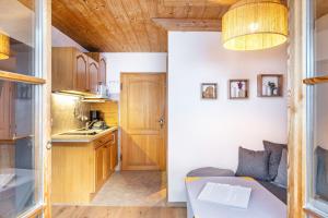 a small kitchen and living room in a tiny house at Ferienwohnung Höllental in Grainau