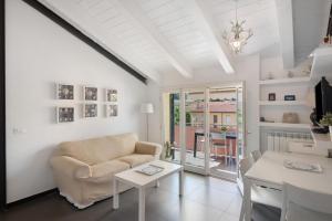 a living room with a couch and a table at La terrazza di via Daneri 2 in Bonassola
