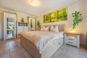 a bedroom with a large bed in a room at Ferienwohnung Fasse in Uslar