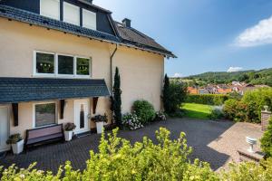 a view of a house with a patio at Ferienwohnung Fasse in Uslar