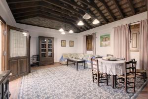 a living room with a table and a couch at Casa Jimena 2 personas in Jimena de la Frontera