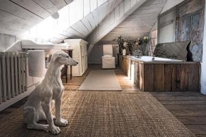 a statue of a dog sitting on the floor of a bathroom at L Annexe d Aubrac in Aubrac
