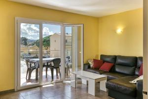 a living room with a couch and a table at Escala Riells in L'Escala