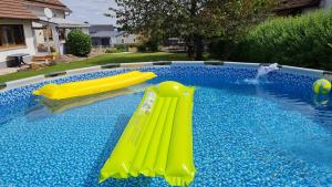 a pool with yellow inflatable tubes in a swimming pool at Ferienwohnung Schiller in Grebenhain