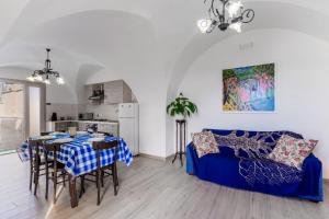 a living room with a table and a couch at Casa vacanza Sotto La Lizza in Alezio