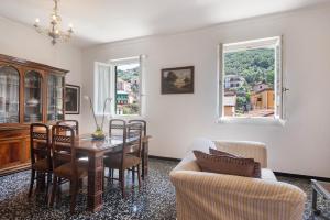 a living room with a table and a couch at Miriam e Carlo in Moneglia