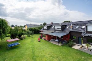 an aerial view of a house with a yard at Fereienhaus Usedom Achterland in Dewichow