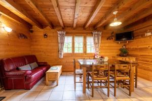 a living room with a red couch and a table at Chalet mitoyen 4 personnes in Alex