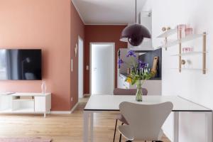 a dining room with a table and a vase of flowers at Koje in Böhl