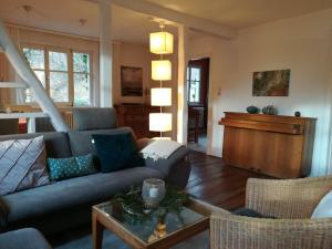 a living room with a couch and a table at Ludwig im Künstlerhaus in Langmühle