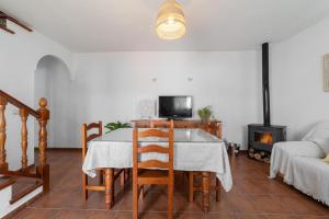 a living room with a table and a tv at La Casa Del Bosque in Júzcar
