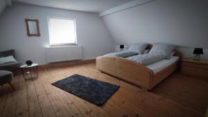 a white room with a bed and a window at Ferienwohnung La Maison Palatinate in Kapsweyer