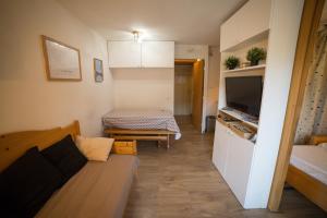 a small living room with a couch and a table at Appartemment 6 couchages Risoul in Risoul