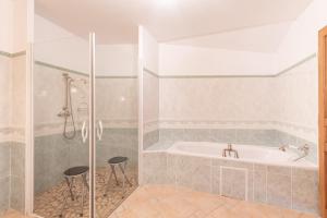 ein Badezimmer mit Badewanne und zwei Hockern in der Unterkunft Maison Zen dans les Pyrénées in Coarraze