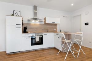 a kitchen with white appliances and a table and chairs at Meerrettichnest in Appenweier