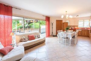 ein Wohnzimmer mit Sofa und Tisch in der Unterkunft Maison Zen dans les Pyrénées in Coarraze