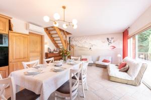 eine Küche und ein Wohnzimmer mit Tisch und Stühlen in der Unterkunft Maison Zen dans les Pyrénées in Coarraze + 19 Fotos