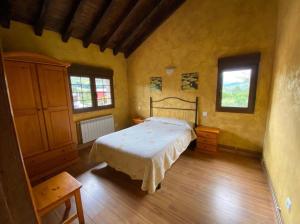 a bedroom with a large bed in a room at Los Avellanos Casa 1 in Celis