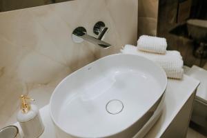 a bathroom with a white sink and a toilet at Apartament Kościuszki Nowa Sól in Nowa Sól