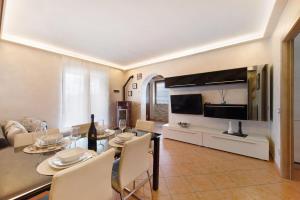 a kitchen and dining room with a table and chairs at Loft bellavista in San Fedele Superiore