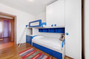 a small bedroom with a bunk bed and a ladder at Loft bellavista in San Fedele Superiore