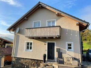 a house with a deck on top of it at Osserblick Galerie in Lohberg