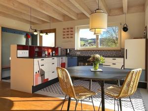 a kitchen with a dining room table and chairs at Ferienwohnung Waldmeisterzimmer in Sankt Peter