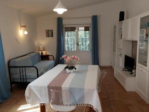 a living room with a table with flowers on it at Villa Nonna Anna a Plemmirio in Syracuse