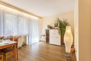 a living room with a table and a plant at Ferienwohnung Figelius in Herscheid