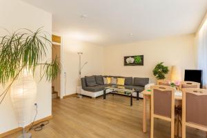 a living room with a couch and a table at Ferienwohnung Figelius in Herscheid