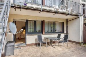 a patio with a table and chairs on a balcony at Ferienwohnung Figelius in Herscheid