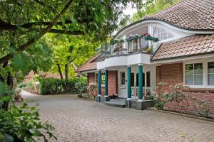 a brick house with a balcony on a brick road at Ferienhaus im Grünen in Harsefeld