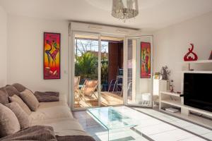 a living room with a couch and a glass table at Appartement Evasion in Marseille
