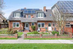 a house with solar panels on the roof at Wohnung Hallighof in Honkenswarft