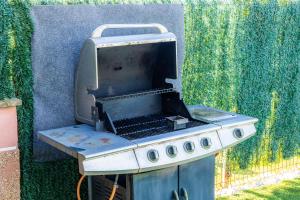 a barbecue grill sitting next to a wall at Llac D'alcudia in Port d'Alcudia