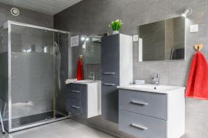 a bathroom with two sinks and a shower at Gîte Les 3 Cerfs - 3 étoiles in Plainfaing +26 photos