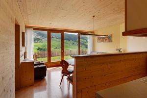 a kitchen and living room with a large window at Paracia App Cir in Badia