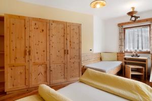 a living room with wooden furniture and a desk at Paracia App Cir in Badia