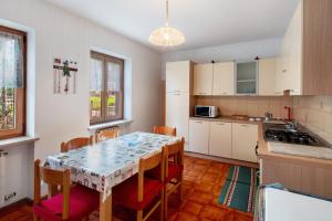 a kitchen with a table and chairs in a room at Appartamenti Adriano Minotto in Falcade